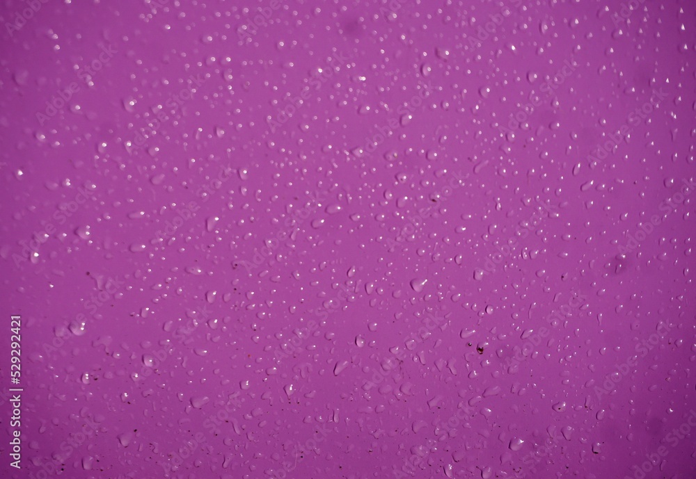 Lila Wand mit Regentropfen 