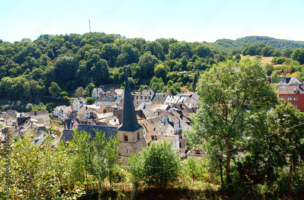 Fototapeta premium Blick auf Monreal im Landkreis Mayen-Koblenz in der Eifel, Rheinland-Pfalz vom Premium-Wanderweg Traumpfad Monrealer Ritterschlag - Deutschlands schönster Wanderweg 2011.