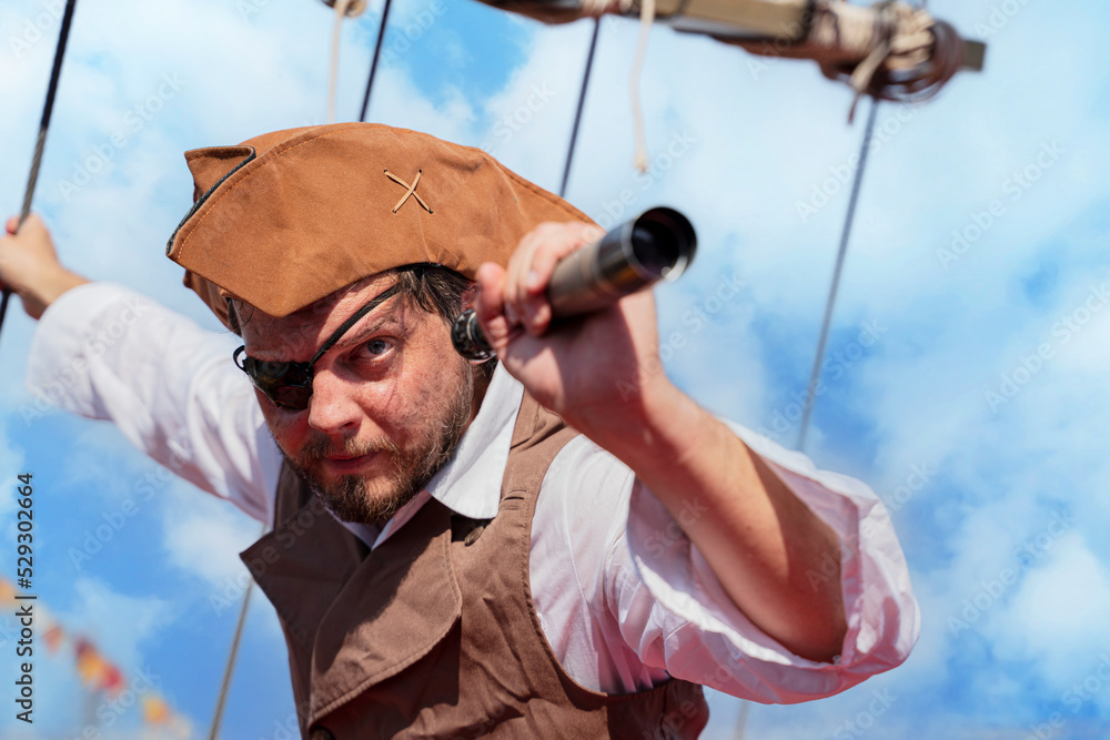Obraz premium the pirate captain traveler discoverer and explorer on the vintage pirate ship 