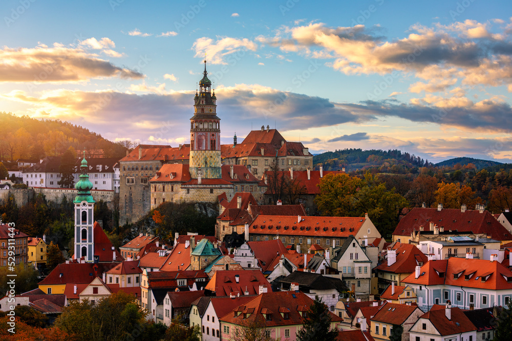 Fototapeta premium View of historical centre of Cesky Krumlov town on Vltava riverbank on autumn day overlooking medieval Castle, Czech Republic. View of old town of Cesky Krumlov, South Bohemia, Czech Republic.