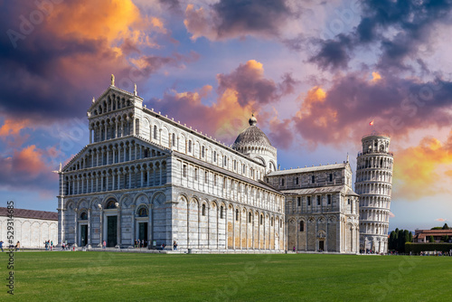 Photo Pisa Cathedral and the Leaning Tower in a sunny day in Pisa, Italy