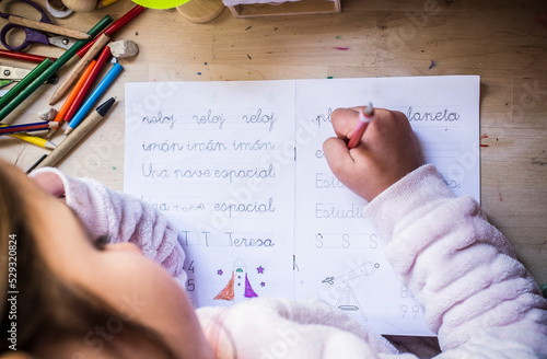 Kids learn to write in spanish