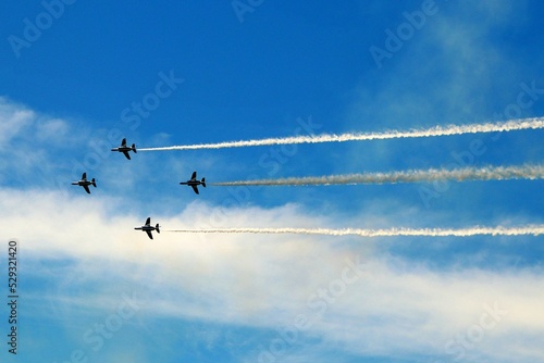 航空自衛隊のブルーインパルスの曲芸飛行 © shochanksd