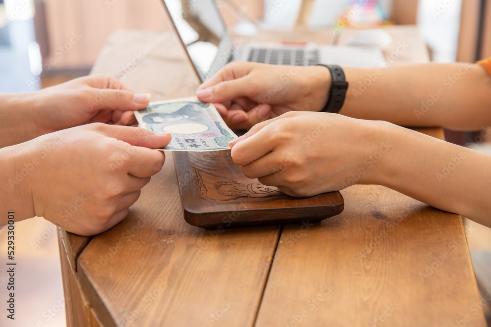 Obraz premium お会計をする店員と客