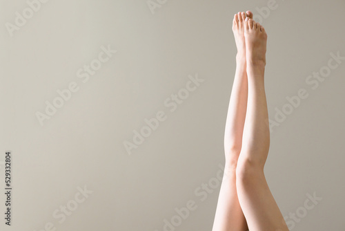Women's feet easy to use for hair removal and beautiful leg images.