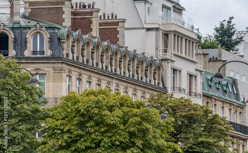 Mansard roof on a typical Parisian apartment building © tamas
