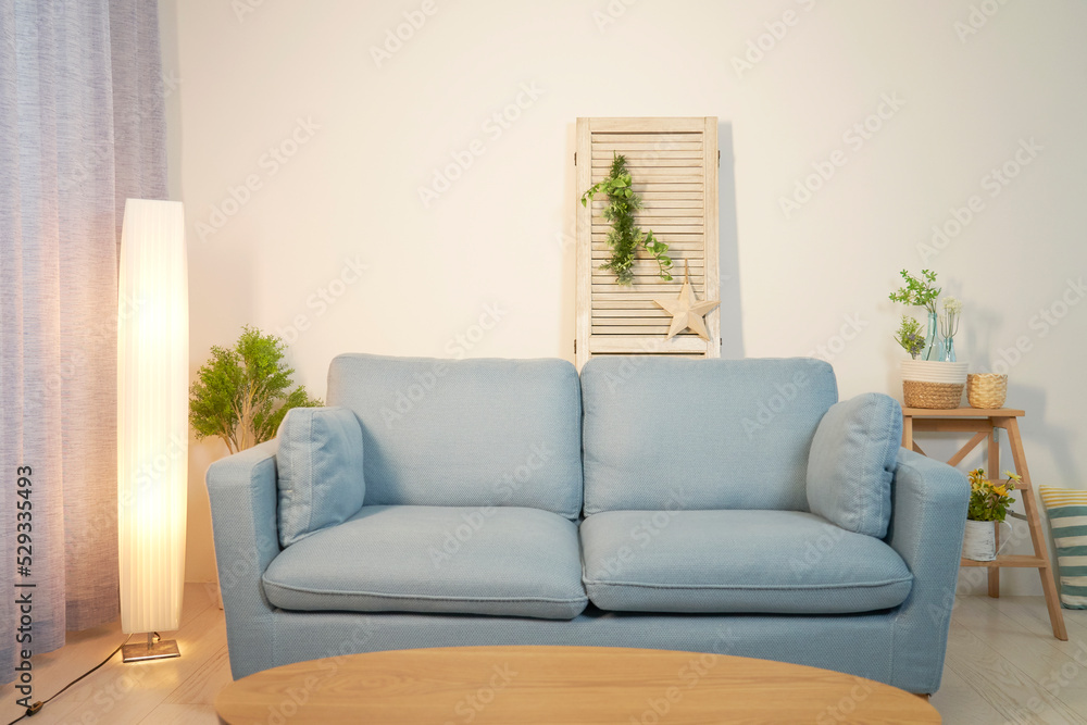 Fototapeta premium 無人の夜のリビング風景