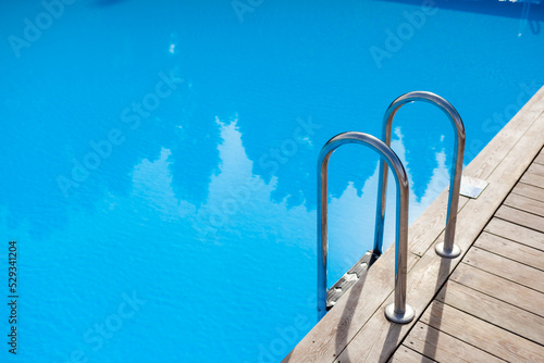 Foto Ladder stainless handrails for descent into swimming pool