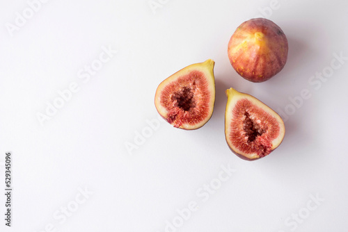 半分にカットしたいちじく