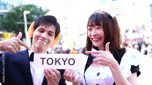 東京のハロウィン　紹介　渋谷　メイドの女性とドラキュラの男性
 photo