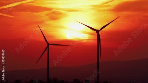 Windrad im Sonnenuntergang