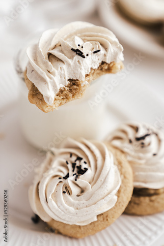cookies with butter cream nutmeg sweet dessert cafe