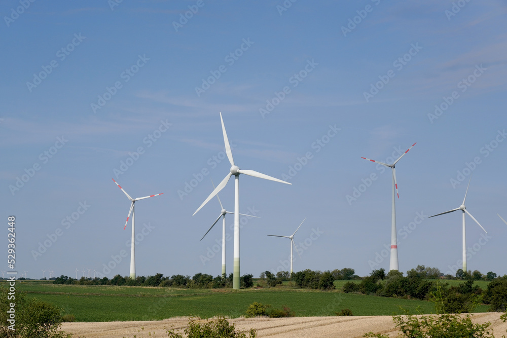 Windkraftanlagen auf einem Feld Windkraftanlagen auf einem Feld