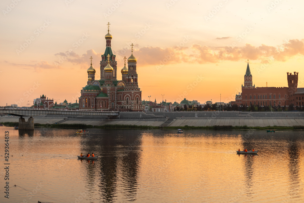 Obraz premium View of the embankment of the city of Yoshkar-Ola at sunset