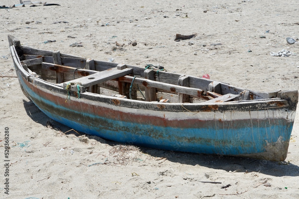 Obraz premium old fishing boat on beach