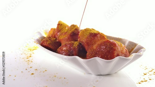 Currywurst freigestellt auf weißem Hintergrund - Curry Gewürz
