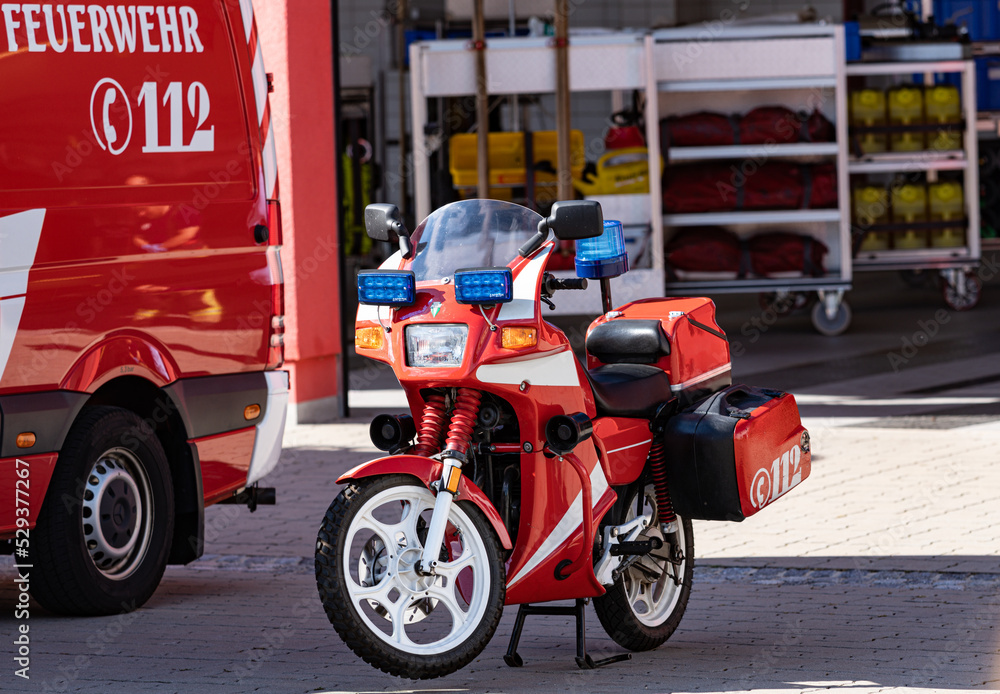 Feuerwehrfahrzeuge auf dem Hof Feuerwehrfahrzeuge auf dem Hof