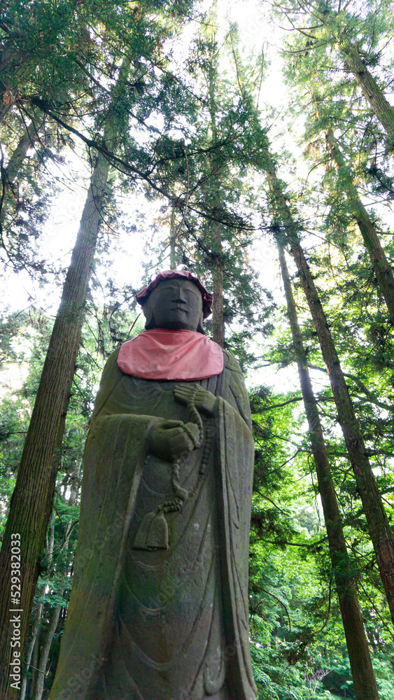 森の中に佇む地蔵 森の中に佇む地蔵