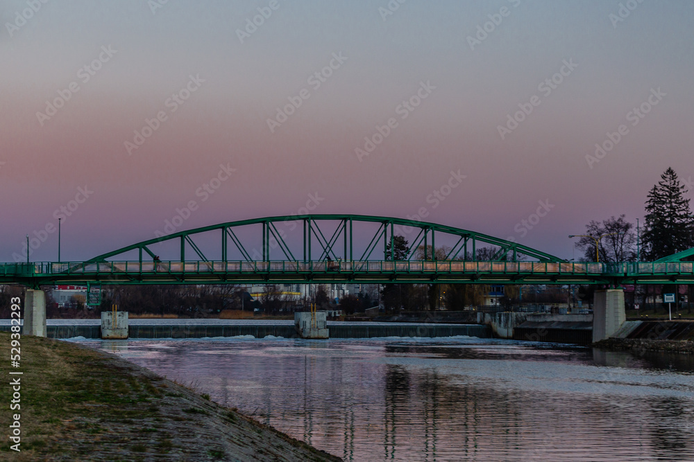 Żelazny most na ul. Spacerowej w Opolu. 