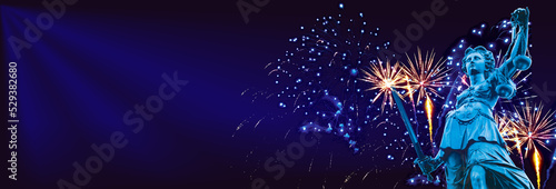 Foto Fireworks with Lady Justitia. The justice has won.