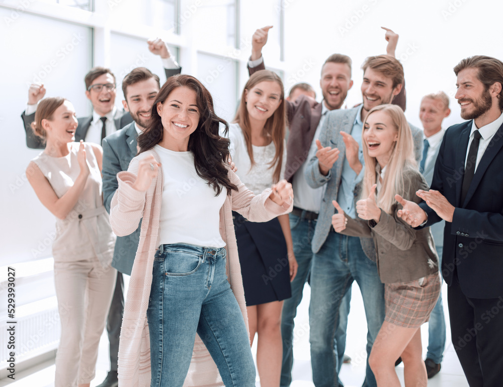 Obraz premium group of happy young people. success concept