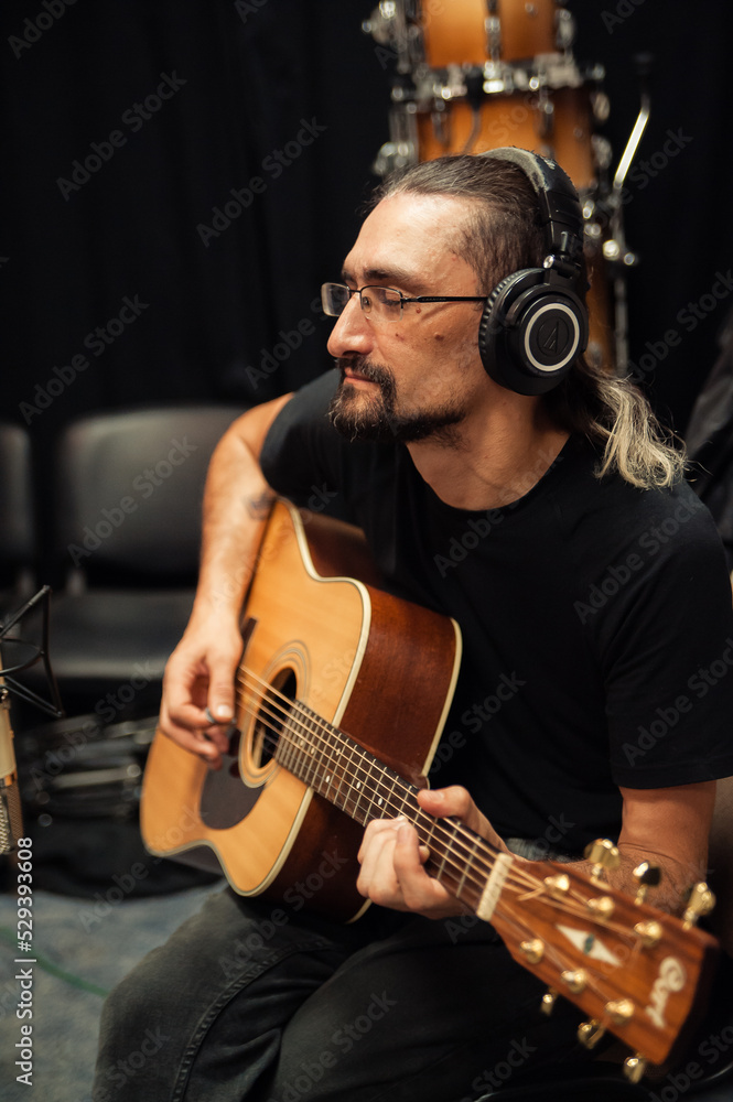 Obraz premium man playing guitar