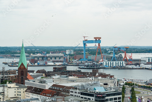 Kiel - Luftaufnahme Innenstadt und die Werftanlagen in Kiel-Gaarden