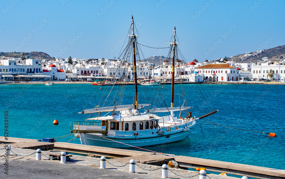 Schiff Segelboot   Die malerische  Hauptstadt Chora bekannt als Mykonos-Stadt auf der beliebten Kykladeninsel Mykonos, Griechenland