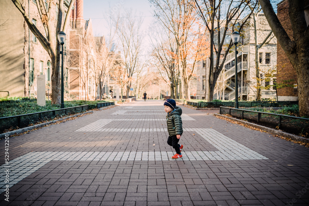 child bpy plauing in the city child bpy plauing in the city