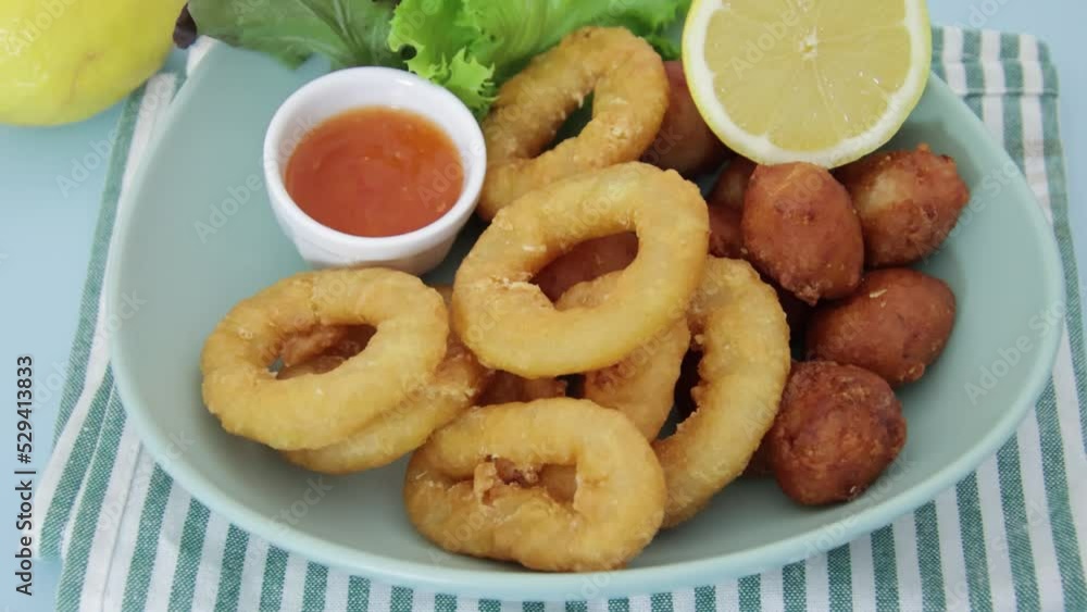 assiette de beignets et de calmars à la romaine en gros plan assiette de beignets et de calmars à la romaine en gros plan