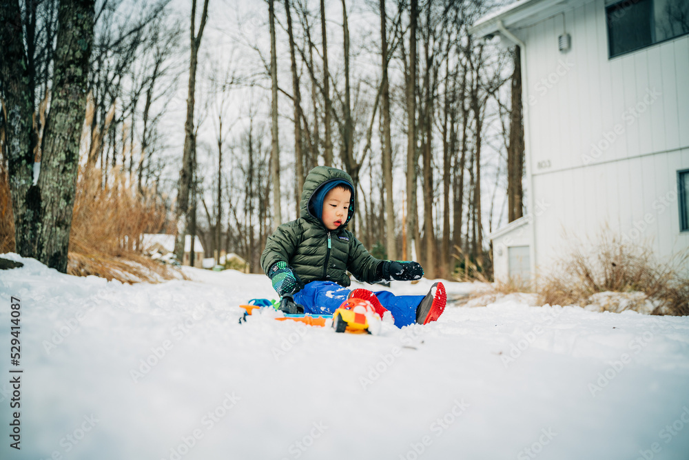 child boy playing in winter