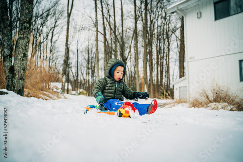 child boy playing in winter