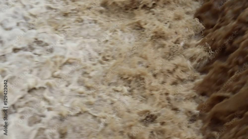 泥で茶色く濁った濁流 泥で茶色く濁った濁流