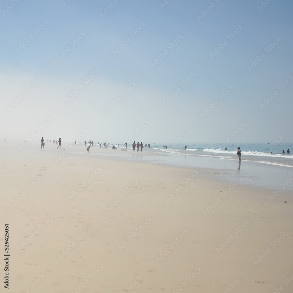 Bolonia Strand an der Küste von Tarifa mit Nebel und Dunst, Cadiz, Spanien. Bolonia ist einer der besten Strände an der Küste von Cádiz im Atlantischen Ozean