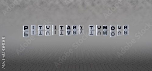 Fotografia pituitary tumour word or concept represented by black and white letter cubes on