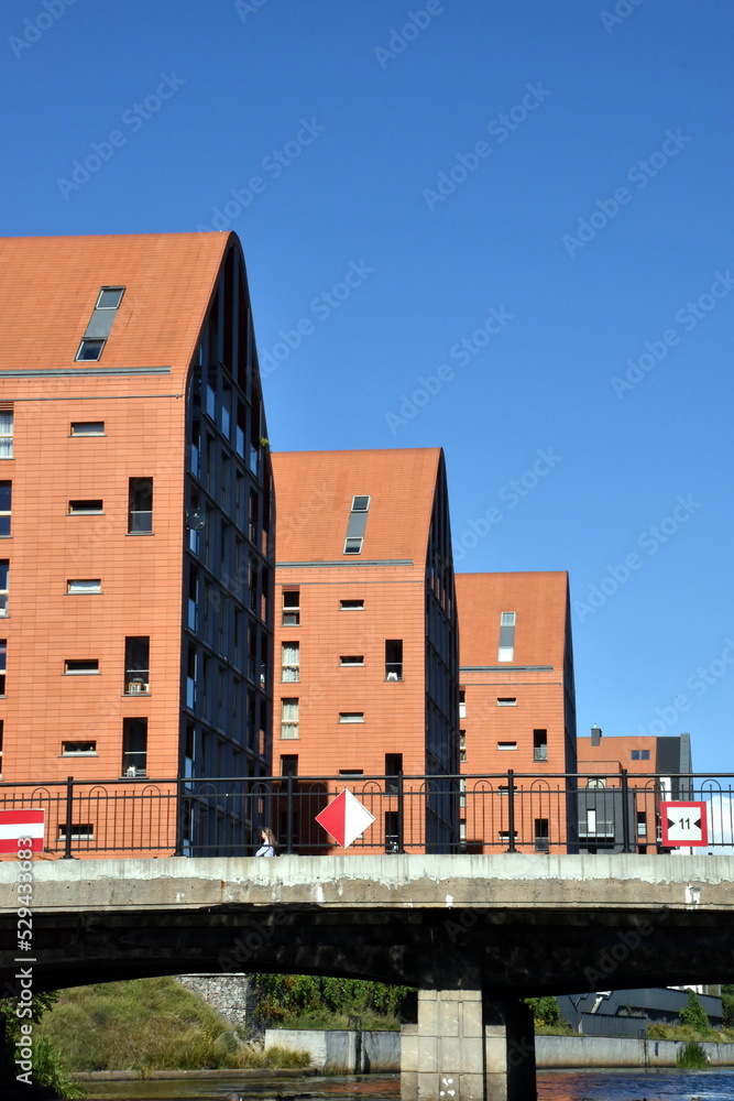 Rote Neubauten an der Mottlau in Danzig