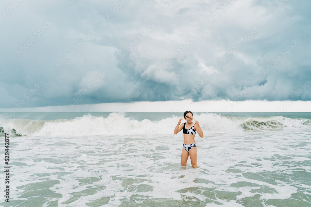 Obraz premium portrait of an asian girl playing at the beach in summer