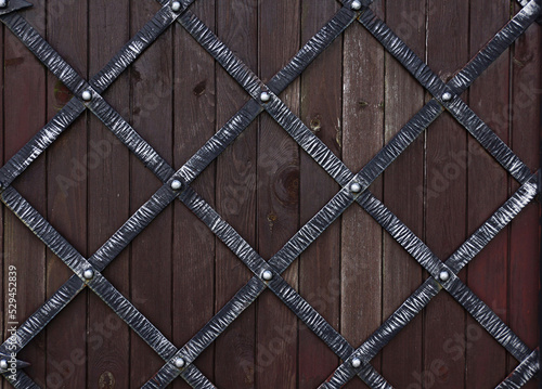 Obraz na płótnie Wrought-iron gates with wooden backdrop w salonie