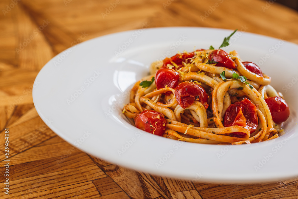 Obraz na płótnie Makaron z pomidorami - danie kuchni włoskiej.  w salonie