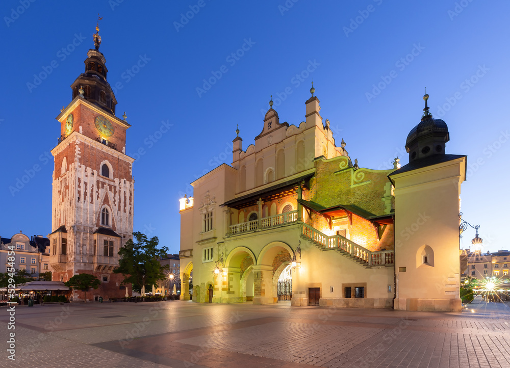 Obraz premium Krakow. Market square in the night lights at sunrise.
