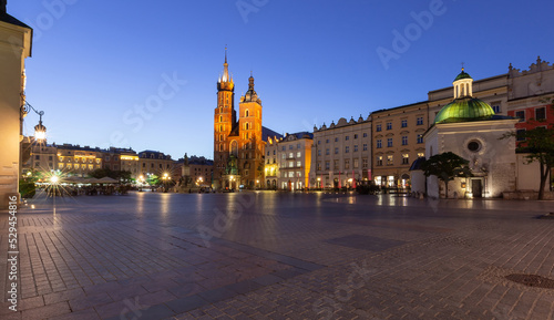 Foto Krakow. St. Mary's Church and market square at dawn.