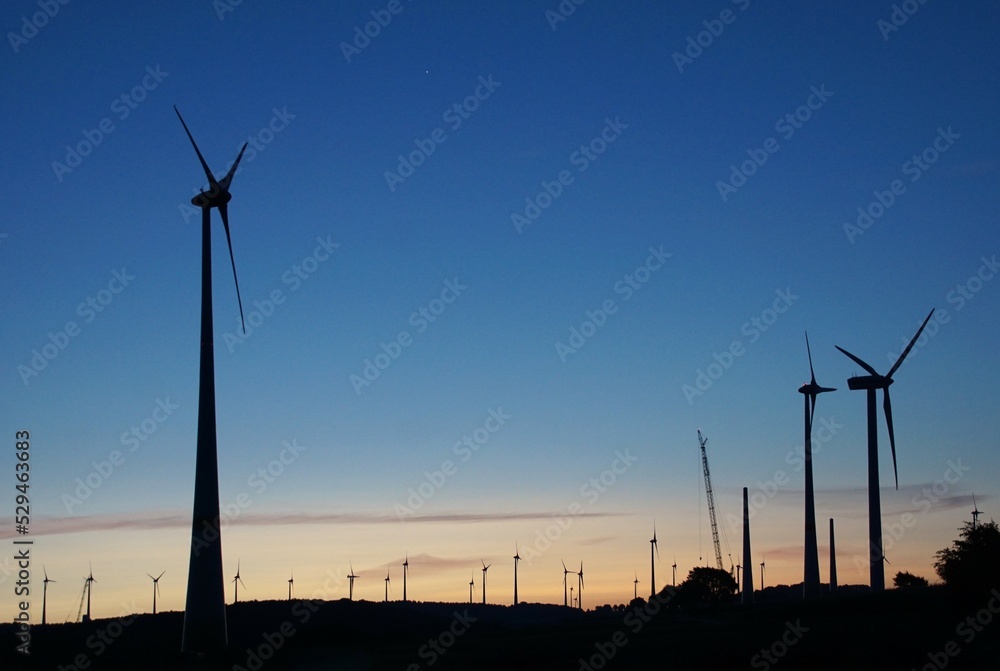 Sonnenaufgang im Windpark Benhausen