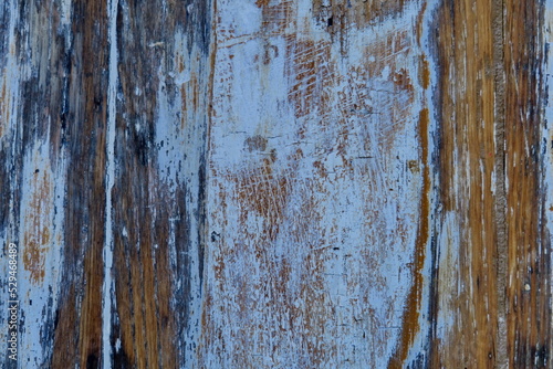 Ancienne porte en bois peinte en bleu.