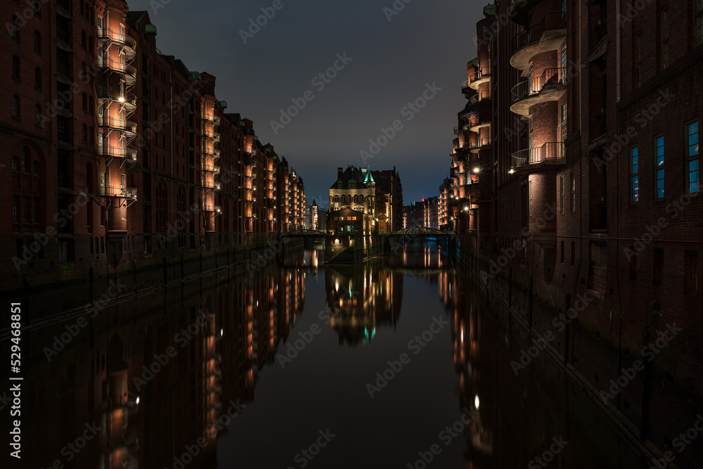Speicherstadt Hamburg mit Blick auf das Wasserschloss bei Nacht mit Beleuchtung 