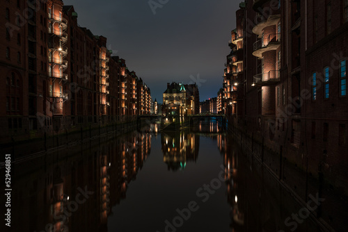 Speicherstadt Hamburg mit Blick auf das Wasserschloss bei Nacht mit Beleuchtung  © thorstenstark