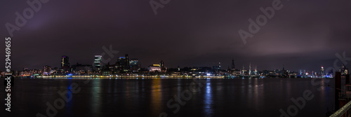 Aussichtsplattform Dockland in Hamburg bei Nacht mit Panoramablick zum Fischereihafen 