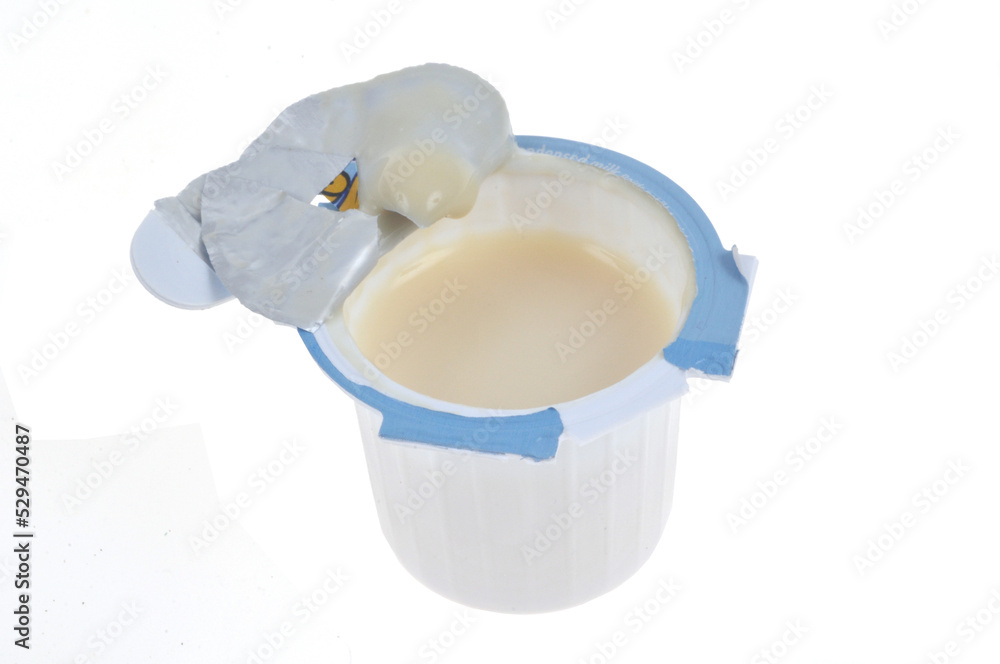 Dosette de lait individuelle ouverte de la marque Régilait en gros plan sur  fond blanc Photos | Adobe Stock