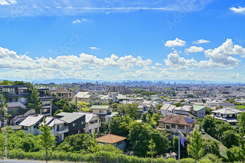 青空背景の明るい街のイメージ写真