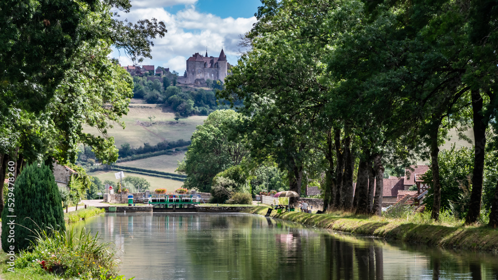 Fototapeta premium Canal de Bourgogne mit Chateauneuf