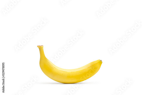 Un plátano sobre un fondo blanco liso y aislado. Vista de frente y de cerca. Copy space